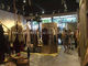 O shelving &amp; os suportes de madeira feitos sob encomenda da exposição para o vestuário compram/lojas de vinhos/alamedas