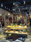 O shelving &amp; os suportes de madeira feitos sob encomenda da exposição para o vestuário compram/lojas de vinhos/alamedas