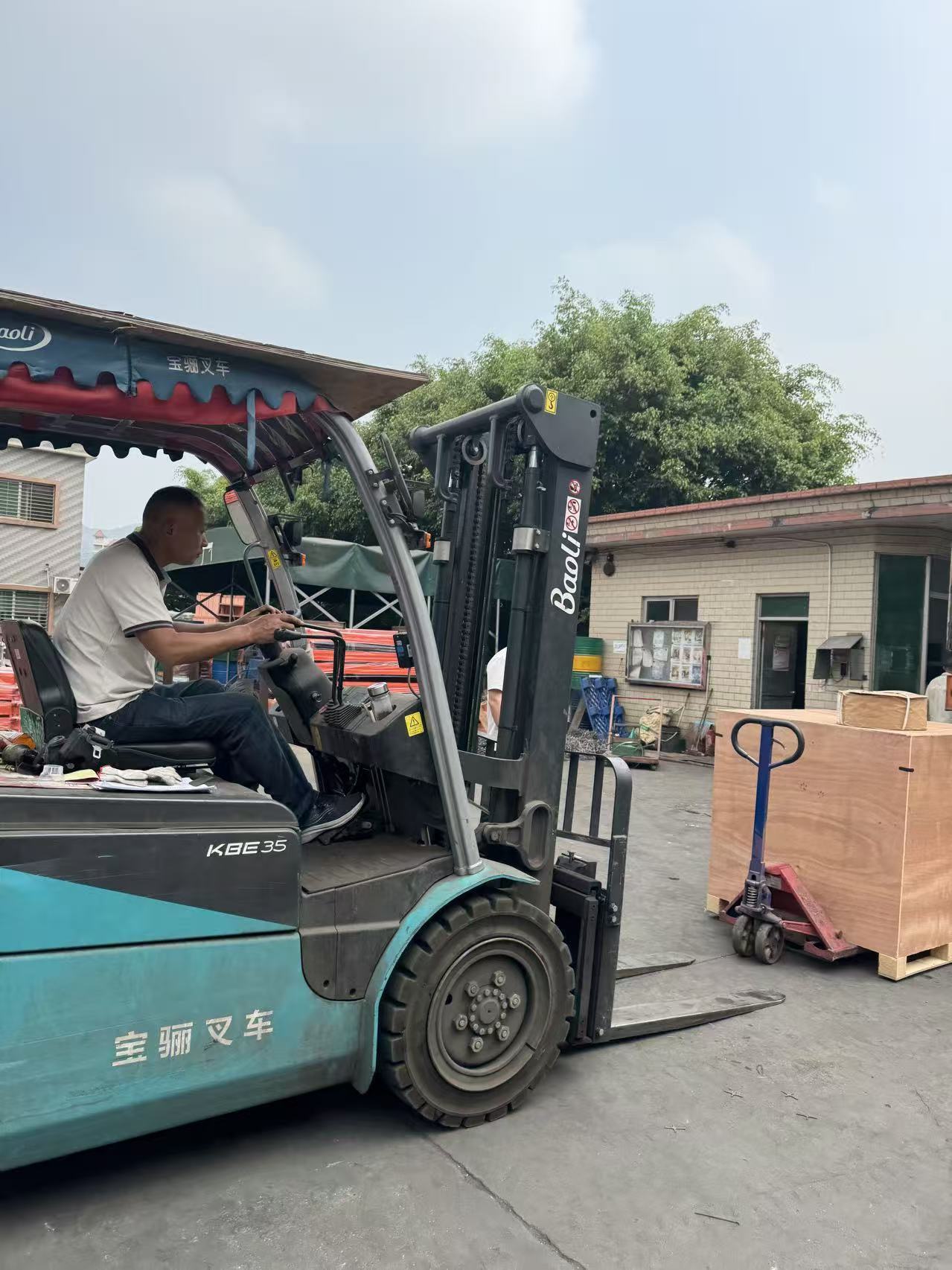 Últimos blogs da empresa sobre Entrega Global em Ação: Estantes de Armazenamento de Moldes em Movimento