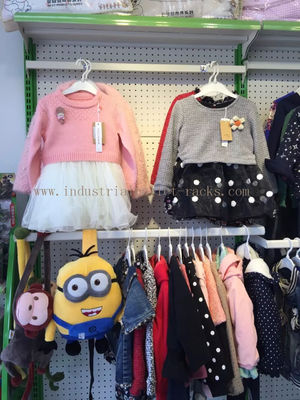 comprar Mure a cor branca do metal lateral das cremalheiras de exposição do vestuário para a loja varejo Fabricação em linha