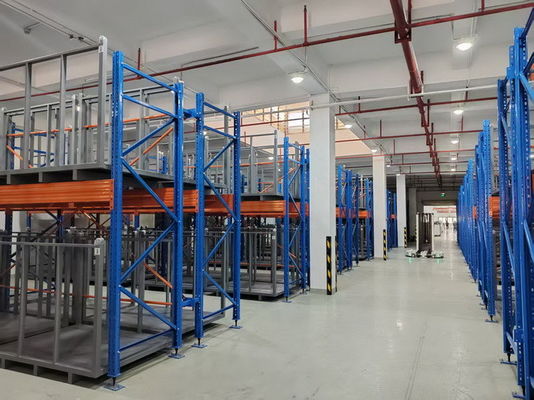 Sistema de armazenamento de rolos de tecido personalizável com empilhadeira ou operação de AGV para espaços de armazenagem de médio e pequeno porte
